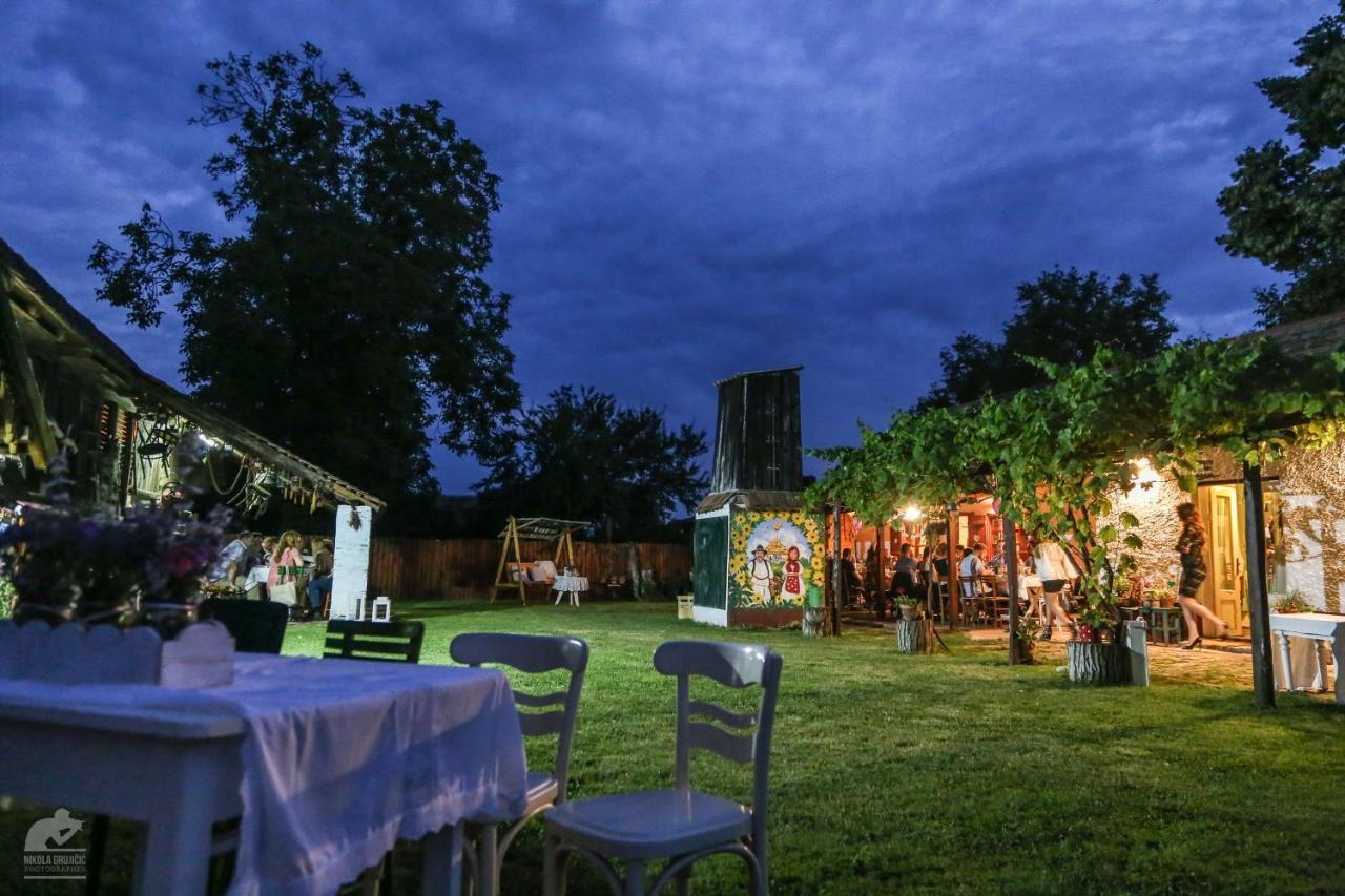 Salas Isailovi Sremska Mitrovica Esterno foto