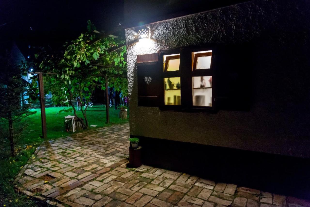 Salas Isailovi Sremska Mitrovica Esterno foto